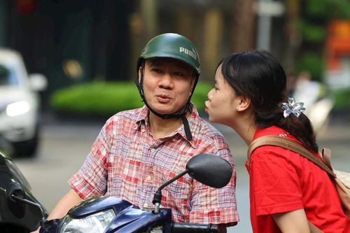 Thi tốt nghiệp THPT: Phụ huynh đồng hành cùng con trước giờ vượt vũ môn