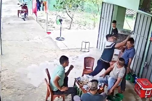 Xác minh sự việc một cán bộ xã dùng cốc bia đánh vào đầu dân
