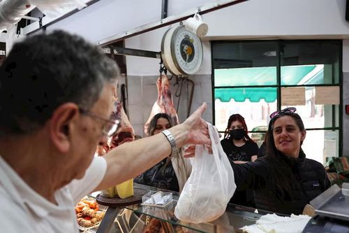 Người Argentina kìm lòng trước thịt bò vì lạm phát