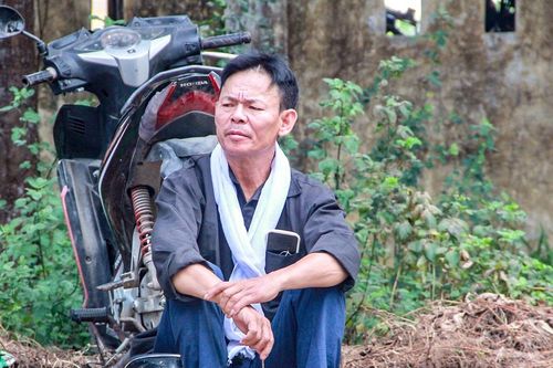 Xúc động hình ảnh người đàn ông quàng khăn tang chờ con tại điểm thi
