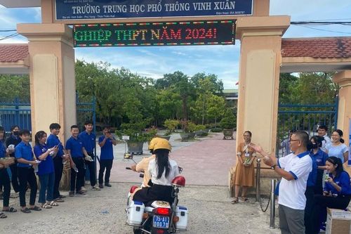 CSGT dùng xe đặc chủng kịp thời hỗ trợ thí sinh đến điểm thi