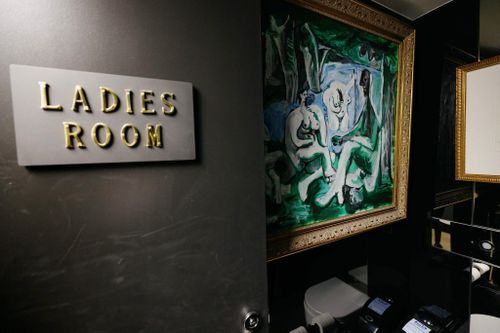 Tranh của Picasso bị đặt trong nhà vệ sinh nữ