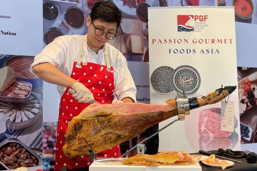 Cận cảnh đùi heo muối Iberico 30 triệu đồng/chiếc tại TP.HCM