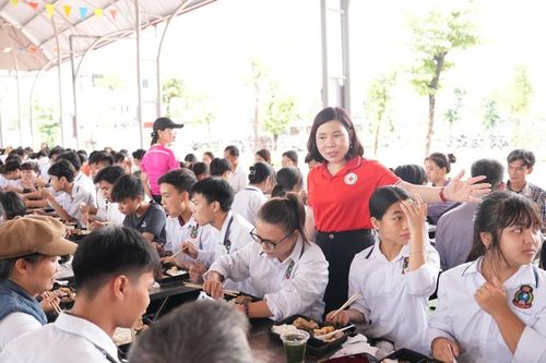 Ứng Hòa: hàng nghìn 'suất ăn yêu thương' được trao đến thí sinh thi THPT 2024