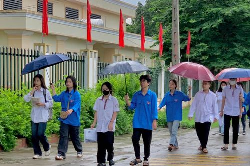 Thanh niên tình nguyện che mưa, đưa thí sinh vào phòng thi