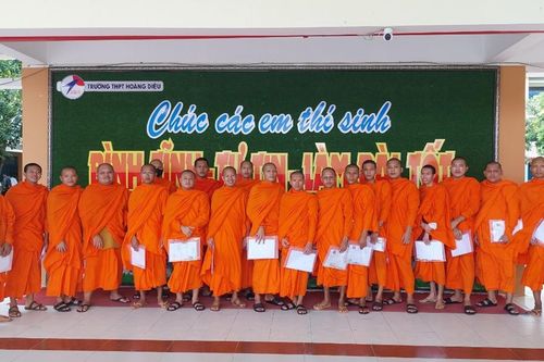Sóc Trăng: ấn tượng màu áo cà sa của tăng sinh tại trường thi