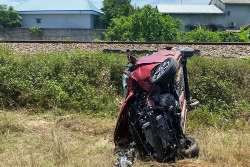 Tai nạn giao thông mới nhất 27/6/2024: ô tô con bị tàu hỏa tông bẹp dúm