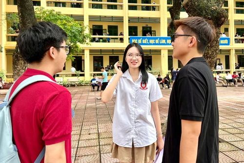 Hơn 1 triệu thí sinh bắt đầu kỳ thi tốt nghiệp với môn thi đầu tiên