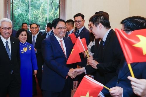 Thủ tướng Phạm Minh Chính thăm, làm việc với Đại sứ quán Việt Nam tại Trung Quốc