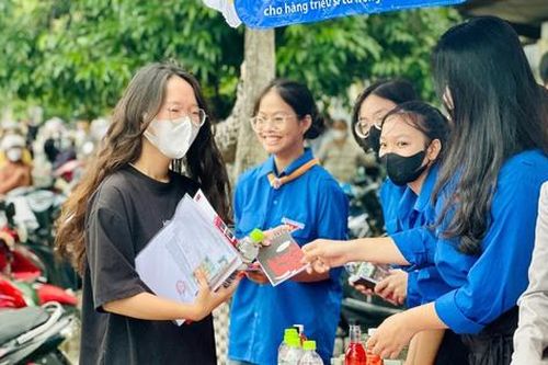Áo xanh tình nguyện tiếp sức sĩ tử 'vượt vũ môn'