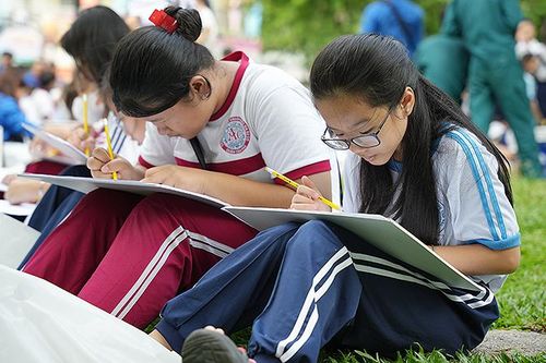 Thiếu nhi hào hứng lưu lại khoảnh khắc tình nguyện trên giấy vẽ