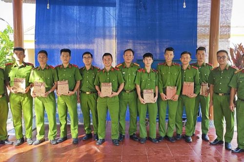 Động viên các sĩ tử nghĩa vụ Công an nhân dân