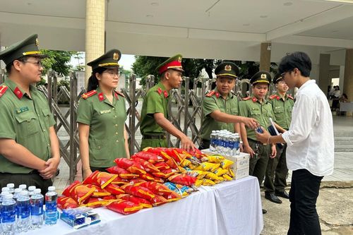Thanh niên Công an Đà Nẵng tận tình 'tiếp sức' các sĩ tử