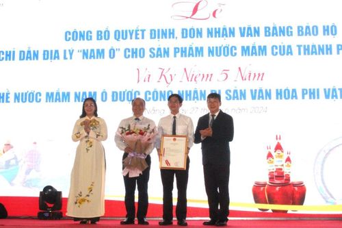 Đón nhận Văn bằng bảo hộ chỉ dẫn địa lý và kỷ niệm 5 năm nghề làm nước mắm Nam Ô được công nhận là di sản văn hóa phi vật thể quốc gia