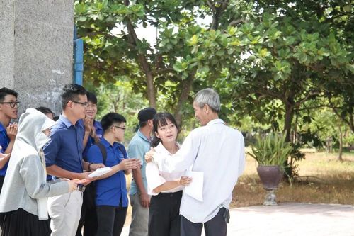 Yêu thương bên ngoài trường thi ở Huế