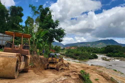 Dân hiến đất xây kè bảo vệ làng, trụ sở huyện