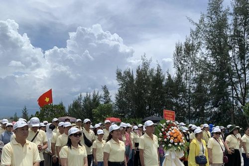 Đoàn cán bộ công đoàn TPHCM dâng hoa, dâng hương tưởng niệm chiến sĩ Gạc Ma