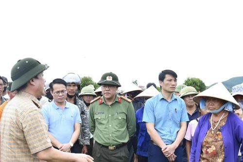 Giám đốc Công an tỉnh Quảng Bình đến điểm khai thác cát phục vụ cao tốc Bắc Nam lắng nghe tâm tư của người dân