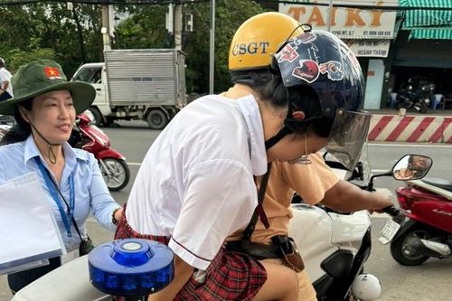 CSGT 'cứu' nữ sinh bằng... xe đặc chủng