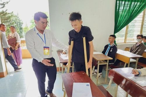Cảm động hình ảnh Giám đốc Sở cùng công an hỗ trợ thí sinh đặc biệt