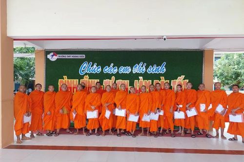 Ấn tượng màu áo cà sa của tăng sinh tại trường thi