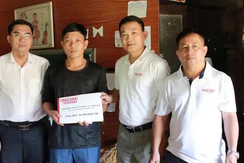 Trao tặng hơn 120 triệu đồng cho gia đình cô giáo ở Đắk Nông