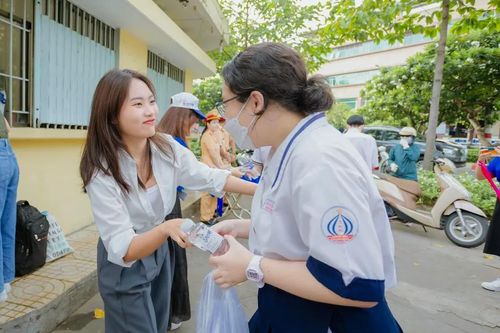 Phương Mỹ Chi phát nước, tiếp sức sĩ tử thi tốt nghiệp THPT 2024