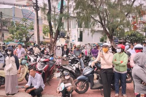 Nhiều phụ huynh ở Cà Mau vượt đường xa đồng hành cùng thí sinh