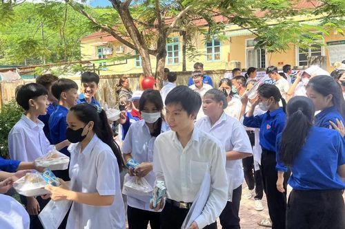 Ấm lòng suất ăn trưa, hộp sữa giúp thí sinh Pa Kô, Vân Kiều yên tâm dự thi