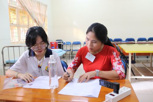 Thí sinh bị viêm tủy phải nằm thi nuôi giấc mơ làm giáo viên
