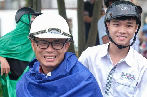 Tâm sự 'tất cả vì con' của phụ huynh bên ngoài trường thi
