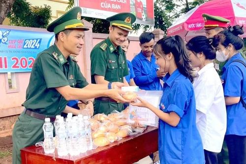 Lính 'quân hàm xanh' Quảng Trị đồng hành tiếp sức cho thí sinh vùng cao