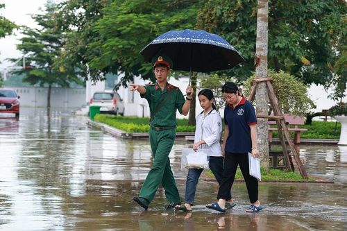 Công an, bộ đội Vĩnh Phúc đồng hành cùng sĩ tử tại các điểm thi