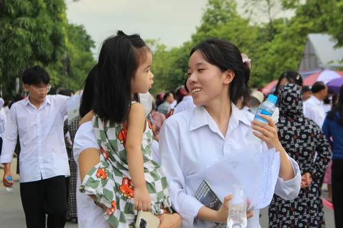 Muôn vàn cảm xúc của phụ huynh và sĩ tử trong ngày thi đầu tiên