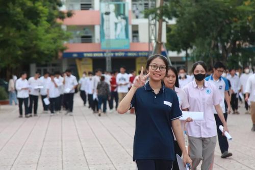 Cảm xúc đa chiều của sĩ tử Hà Nội sau buổi thi Toán tốt nghiệp THPT 2024