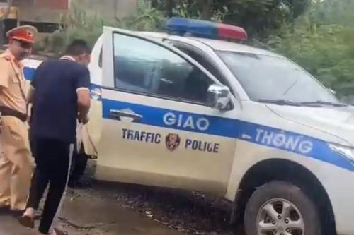 Cảnh sát giao thông đưa thí sinh đến điểm thi kịp giờ