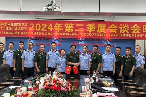 Đồn Biên phòng cửa khẩu cảng Vạn Gia hội đàm với Trạm kiểm tra Biên phòng xuất, nhập cảnh Phòng Thành