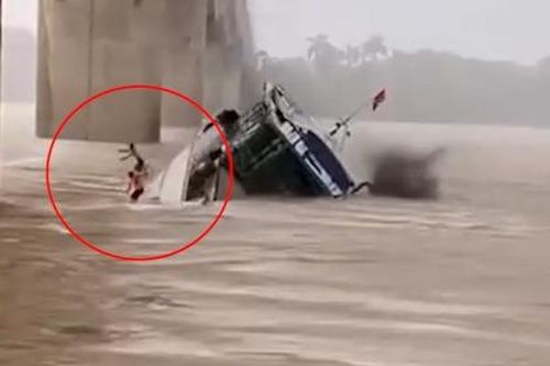 Tàu cát chìm trên sông Hồng, thuyền viên vội vàng thoát thân