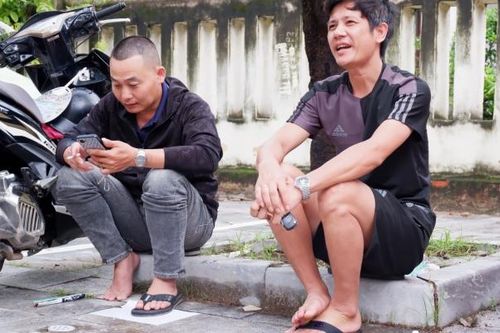 Thanh Hóa: Phụ huynh lo lắng đợi con trước cổng điểm thi