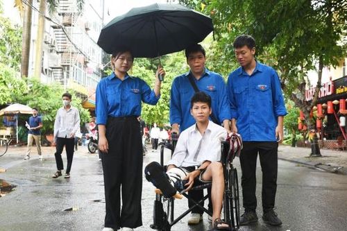 Hà Nội: Thí sinh bó bột từ đùi xuống bàn chân được thanh niên tình nguyện hỗ trợ đưa vào phòng thi