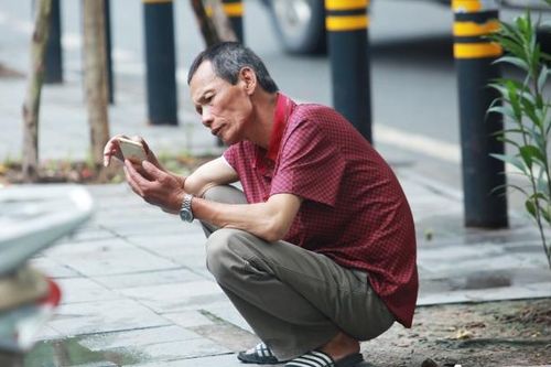 Phụ huynh ngồi xổm 'thấp thỏm' ngóng con thi môn đầu tiên của kỳ thi THPT 2024