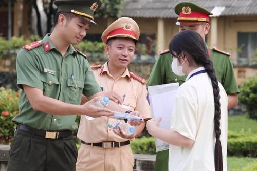 Hàng trăm chai nước, chiếc bút được Đoàn thanh niên Công an tiếp sức 'sĩ tử' miền núi