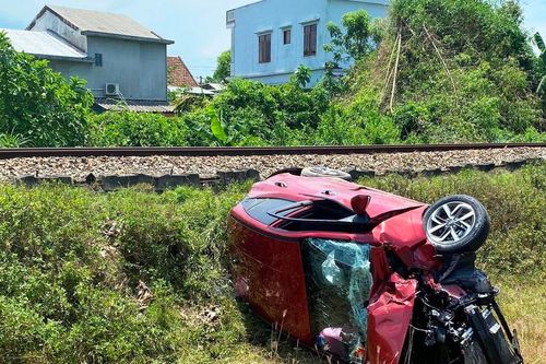 Băng qua đường ray thiếu quan sát, ô tô con bị tàu hỏa hất văng chục mét
