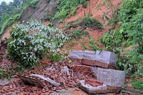Mưa lớn gây hư hỏng hàng chục ngôi nhà ở Yên Bái