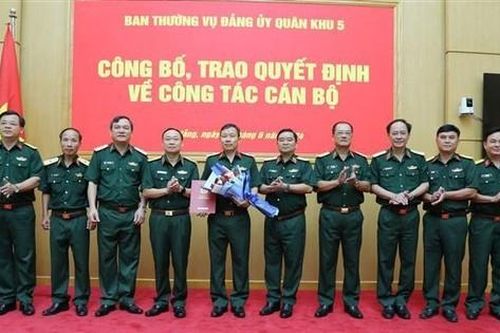 Bản tin 8H: Công bố, trao quyết định về công tác cán bộ tại Quân khu 5