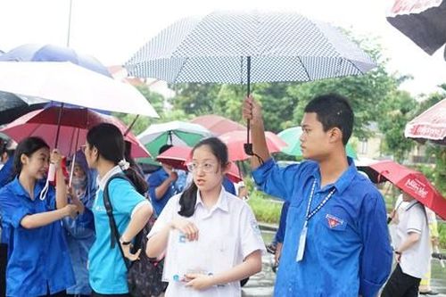 Thí sinh Hải Phòng đội mưa đến điểm thi tốt nghiệp