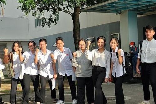 Những thí sinh mồ côi vì COVID-19 sáng nay đi thi ra sao?