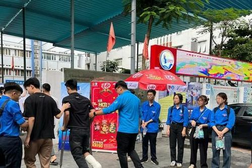 Hà Nội: Nhiều thí sinh 'đặc biệt' nỗ lực đến điểm thi