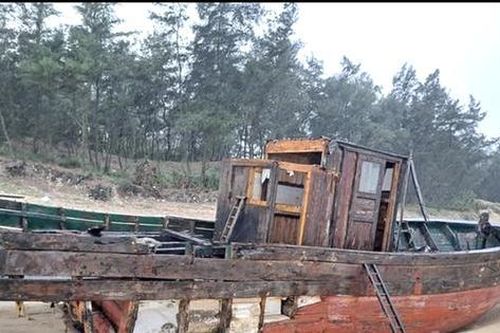 Tiêu hủy 'tàu ma' trôi dạt vào bờ biển Quảng Trị