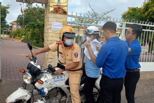 CSGT Long An hỗ trợ thí sinh bị tai nạn đến điểm thi kịp thời